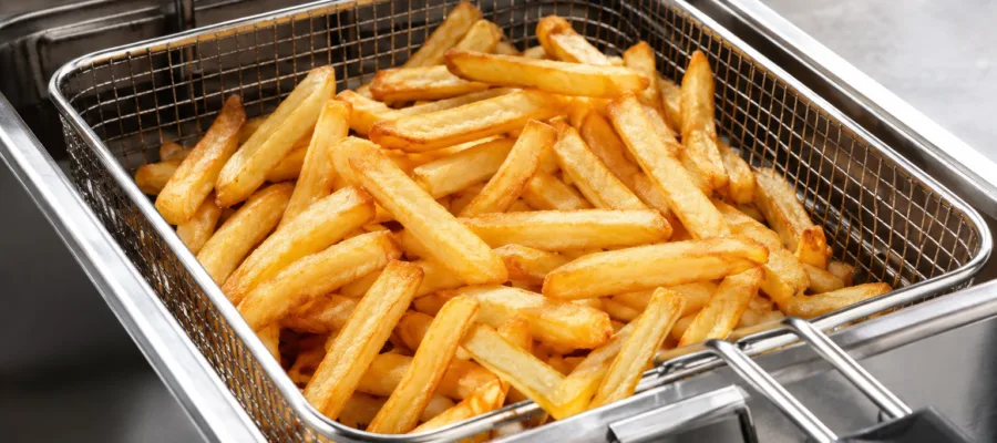 Pommes frites aus der Fritteuse: Knusprig wie beim Imbiss